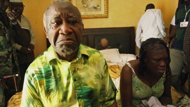 Лоран Гбагбо (слева) и его жена Симона сидят в комнате в отеле Golf в Абиджане после их ареста, 11 апреля 2011 г.
