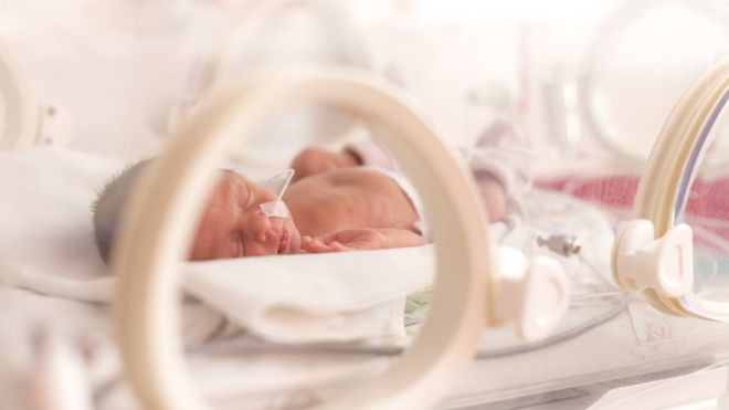 Недоношенный ребенок в больничном инкубаторе