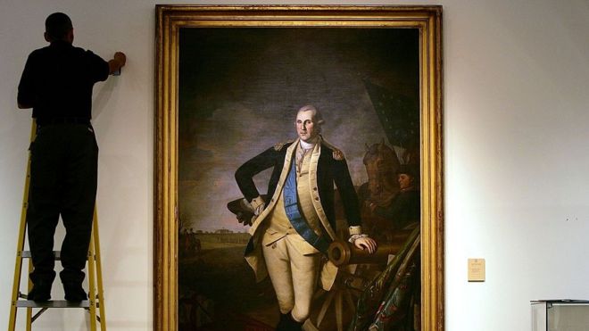 Рабочий использует лестницу, чтобы работать рядом с портретом бывшего США в полный рост.Президент Джордж Вашингтон, Чарльз Уилсон Пил, в аукционном доме Christie's 17 января 2006 г.