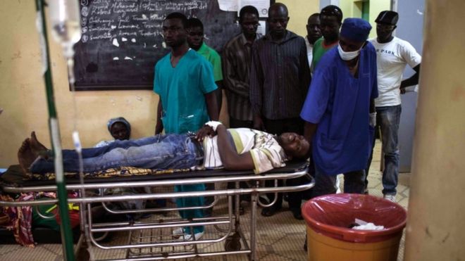 Пострадавший демонстрант на носилках в больнице в Уагадугу, Буркина-Фасо, 17 сентября 2015 года