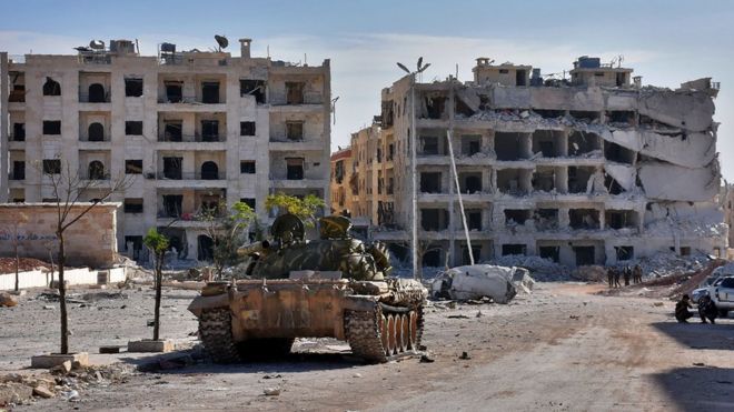 El tanque del gobierno estacionado en una calle principal en el distrito occidental de Minyan de Aleppo el 10 de noviembre de 2016.