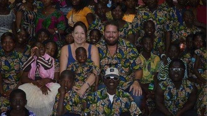 Изображение, показывающее американского миссионера Майка Риддеринга с его сестрой и группой детей в Африке - январь 2016 года