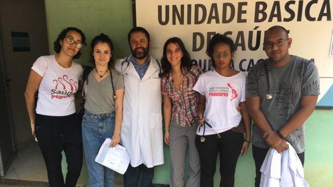 Marina Abreu Corradi Cruz com profissionais da Rede Nacional de Médicas e Médicos Populares