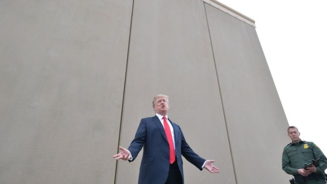 Президент США Дональд Трамп вместе с главным патрульным агентом Родни Скоттом осматривает прототипы пограничной стены в Сан-Диего, Калифорния