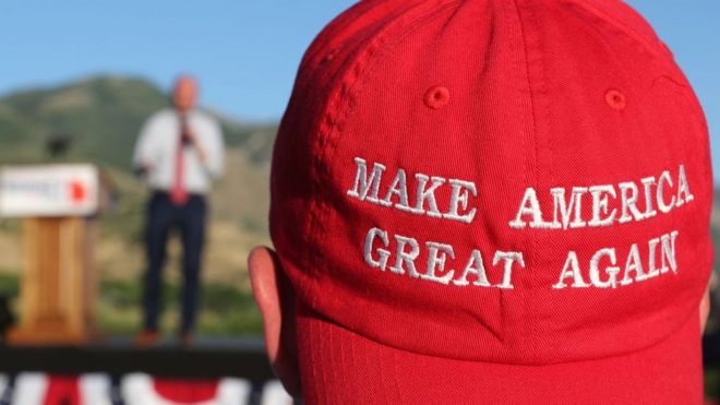 Un hombre usa una gorra con el lema de Trump "Make America Great Again"