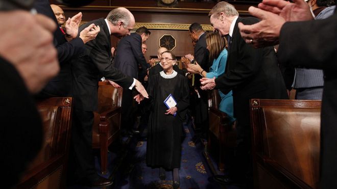 Младший судья Верховного суда Рут Бейдер Гинзбург (в центре) прибывает для выступления президента США Барака Обамы на совместном заседании Конгресса в Палате Палаты Капитолия США 24 февраля 2009 г. в Вашингтоне, округ Колумбия