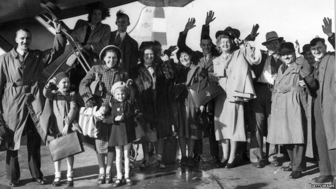 Семьи мигрантов машут на прощание, покидая Великобританию для новой жизни в Австралии, 1948 год.