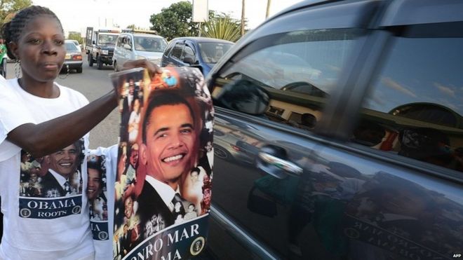 Кенийцы продают плакаты Обамы перед своим визитом