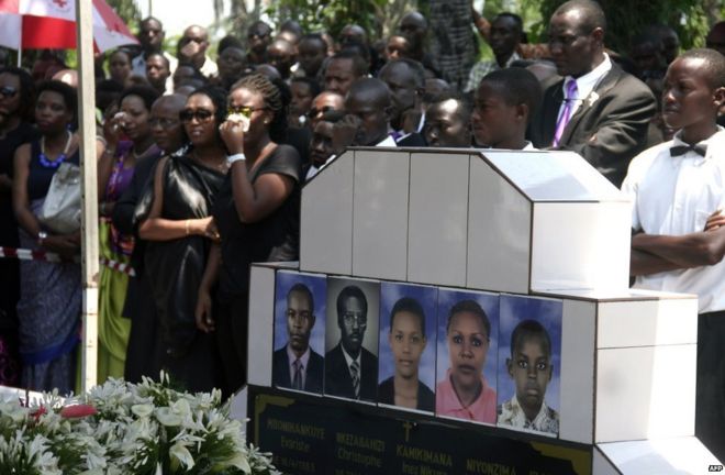 Люди присутствуют на похоронах бурундийского журналиста в Бужумбуре 20 октября 2015 года, после того как они были застрелены 13 октября