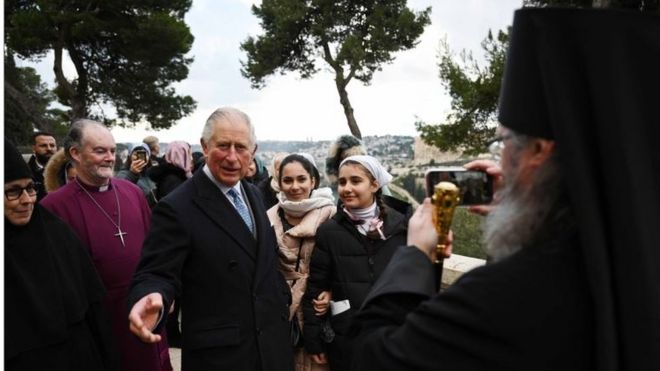 Принц Чарльз прибывает в церковь Марии Магдалины, где похоронена его бабушка
