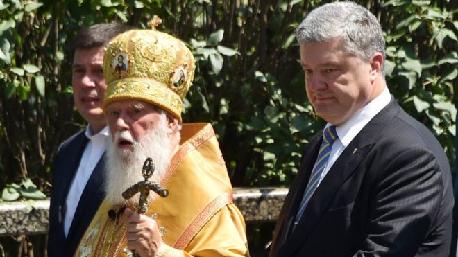 Петр Порошенко (справа) с митрополитом Филаретом, главой Киевского Патриархата, 28 июля 18