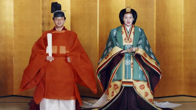 В этом раздаточном материале Императорского агентства по домашнему хозяйству наследный принц Японии Нарухито и его будущая жена Масако Овада позируют для фотографий в традиционном японском костюме перед свадьбой 2 июня 1993 года в Токио