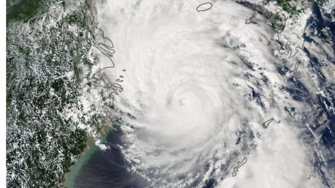 Тайфун Линглинг, наблюдаемый обсерваторией Земли НАСА при приближении к Корейскому полуострову в пятницу, 6 сентября
