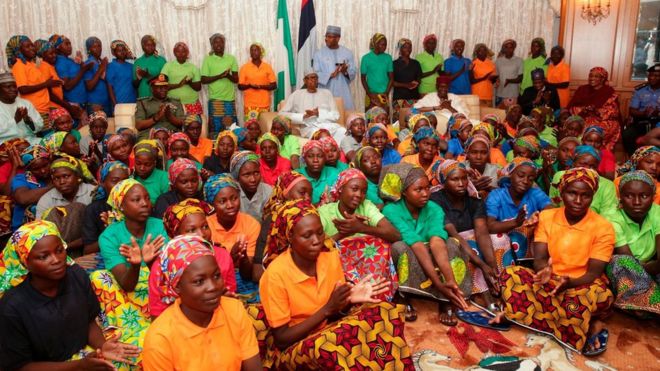 Президент Нигерии Мухаммаду Бухари, изображенный сидящим среди 82 спасенных девочек чибок во время церемонии приема на президентской вилле в Абудже 7 ??мая 2017 года