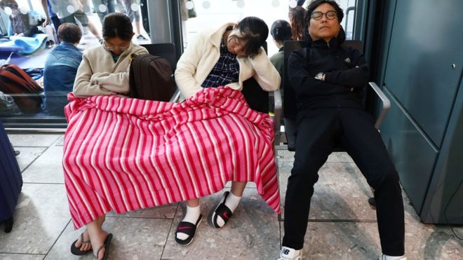Люди спят рядом со своим багажом в Хитроу Терминал 5 в Лондоне
