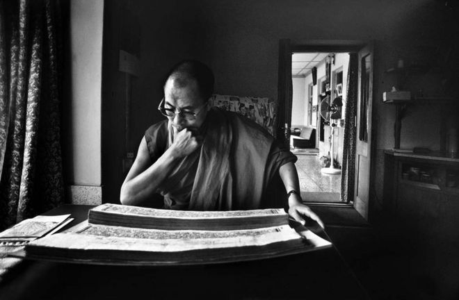 Далай-лама читает тибетские писания
