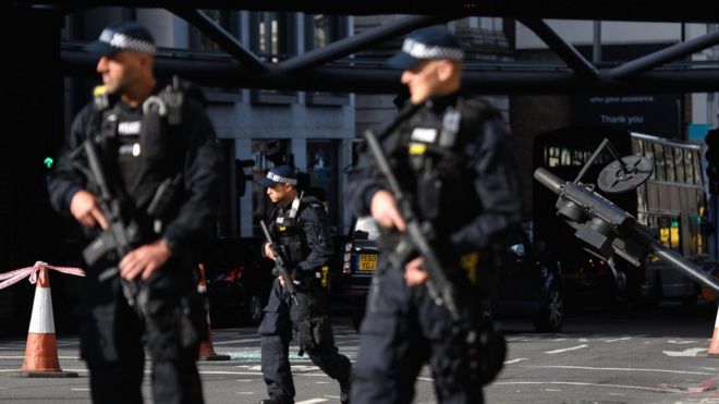 Вооруженные полицейские охраняют место нападения на Лондонском мосту