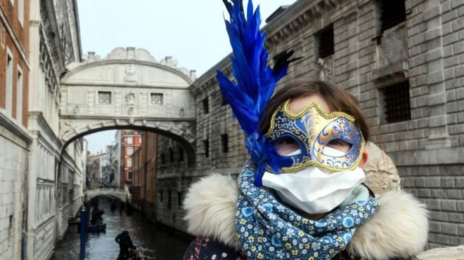 Mujer con máscara de carnaval en Venecia.