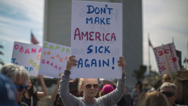 Демонстранты протестуют против политики Дональда Трампа, которая угрожает Закону о доступном медицинском обслуживании, Medicare и Medicaid, в Лос-Анджелесе, Калифорния, 25 января 2017 года