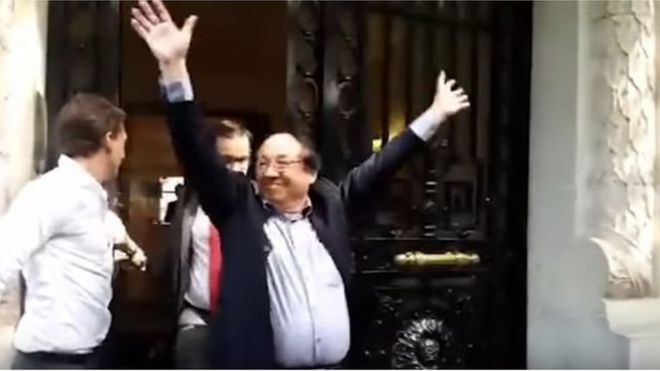 Vẻ mặt phấn khởi của ông Trịnh Vĩnh Bình sau khi rời phiên tòa xét xử cuối tháng Tám ở Pháp