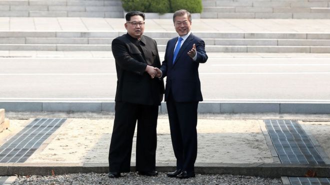 Ким Чен Ын и Мун Чжэ Ин пожимают друг другу руки в рамках JSA, апрель 2018 года