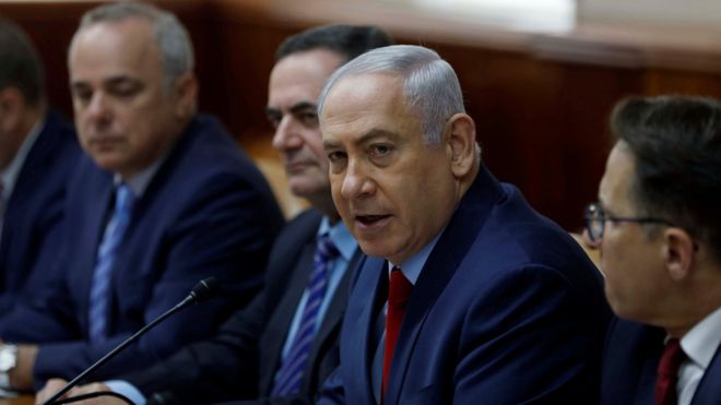 Премьер-министр Израиля Биньямин Нетаньяху посещает еженедельное заседание кабинета в своем офисе в Иерусалиме (25 июня 2017 года)
