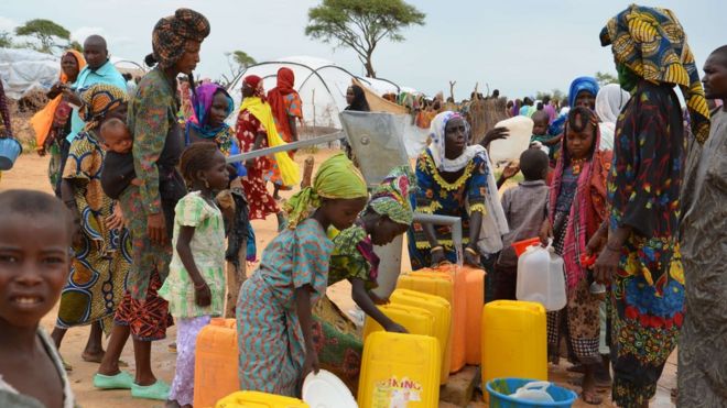 Перемещенные нигерийцы, покинувшие Боко Харам, наполняют емкости для воды в лагере в Нигере
