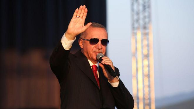 Erdoğan elini kaldırıyor