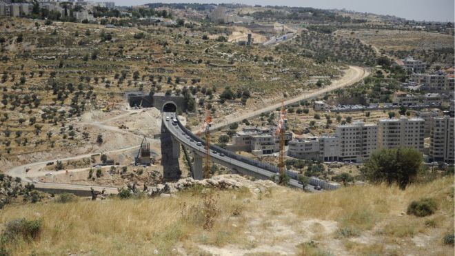 Pembangunan jembatan dilihat dari Beit Jala