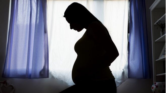Imagem mostra silhueta de mulher grávida sentada
