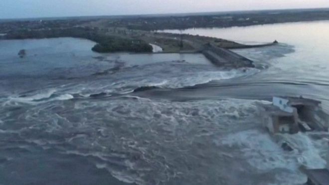 شاهد: المياه تتدفق عبر سد أوكرانيا المتضرر