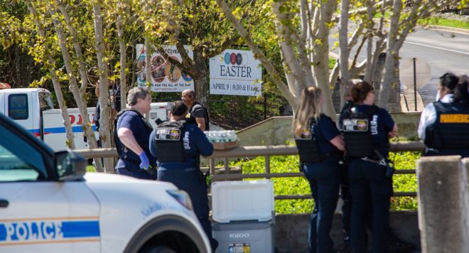 Policiais em frente a entrada da escola