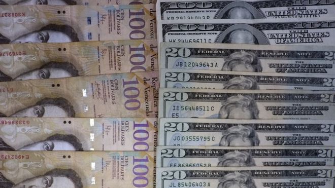 Bolívares y dólares.