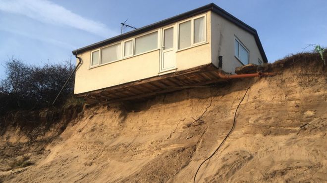 Дом Хемсби балансирует над песчаной дюной