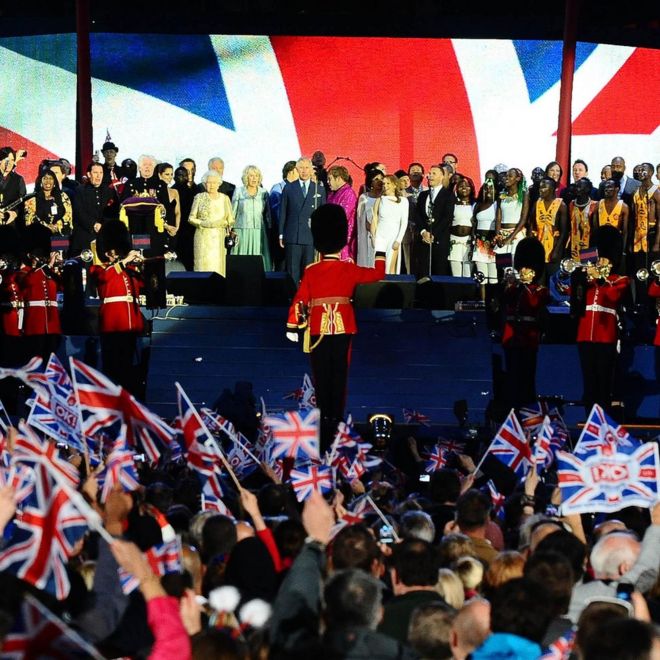 Королева Елизавета II на сцене возле Букингемского дворца в Лондоне с Чарльзом, Камиллой и множеством звезд эстрады на концерте Diamond Jubilee во время празднования ее 60-летия как суверенного.