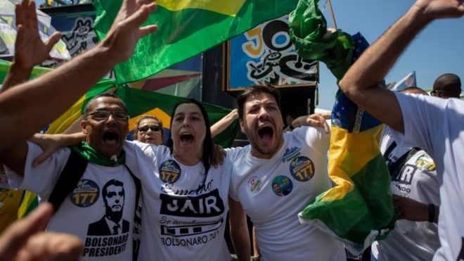 Сторонники кандидата в правые бразильские кандидаты в президенты Джера Болсонаро проводят митинг на пляже Копакабана в Рио-де-Жанейро