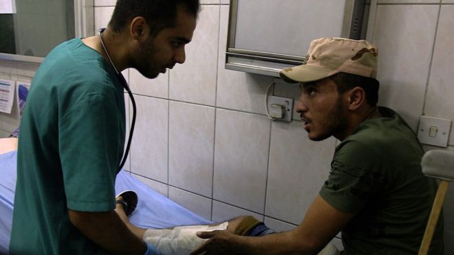 Доктор Амджад Хазим лечит пациента в больнице в Мосуле