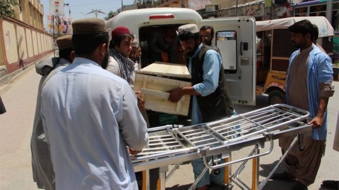 Люди переносят гроб с телом одного из двух человек, убитых в американском беспилотнике в Ношки, и одного из них, как утверждают, лидера талибов муллы Ахтара Мансура, после того как тела были доставлены в больницу в Кветте, Пакистан, 22 мая 2016 года .