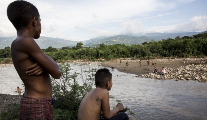 Дети играют в реке на границе Колумбии и Венесуэлы