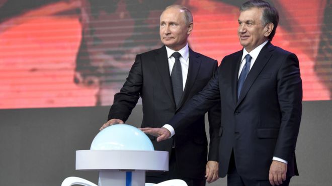 Президент России Владимир Путин (слева) и президент Узбекистана Шавкат Мирзиёев открывают проект атомной станции в Ташкенте, 19 октября 2018 года