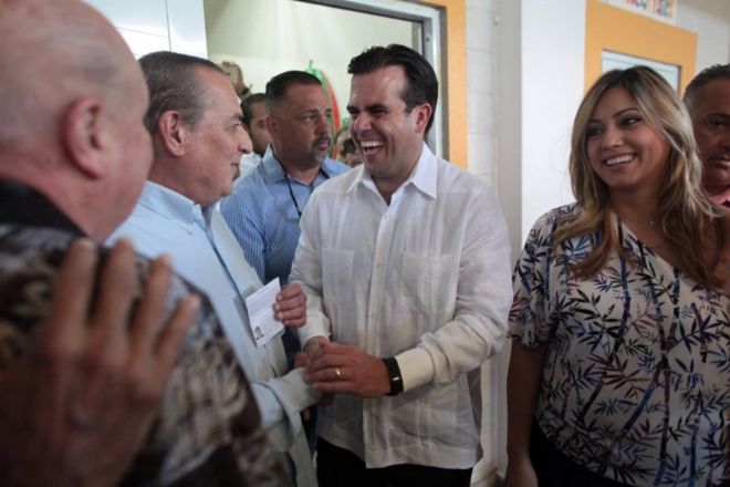 Губернатор Пуэрто-Рико Рикардо Росселло (C) и его жена Беатрис Росселло (R) приветствуют избирателей 11 июня 2017 года.