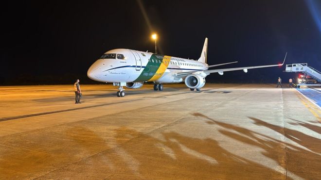 Avião na pista durante a noite