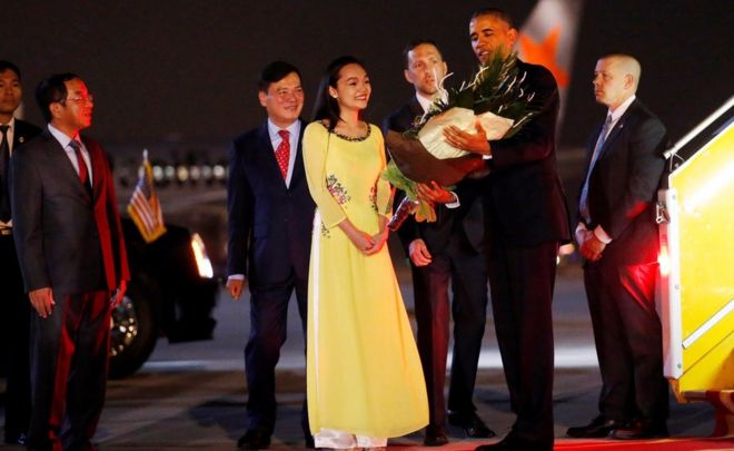 Президент США Барак Обама получает цветы по прибытии в международный аэропорт Нойбай в Ханое, Вьетнам, 22 мая 2016 года.