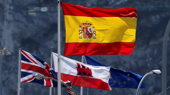 Испанские, британские, европейские и гибралтарские флаги