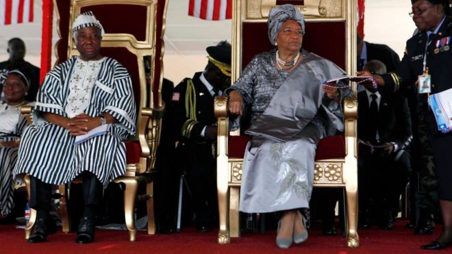 Президент Либерии Эллен Джонсон Сирлиф (справа) и вице-президент Либерии Джозеф Н. Боакай (слева) присутствуют на второй инаугурации президента Сирлифа в Монровии 16 января 2012 года.