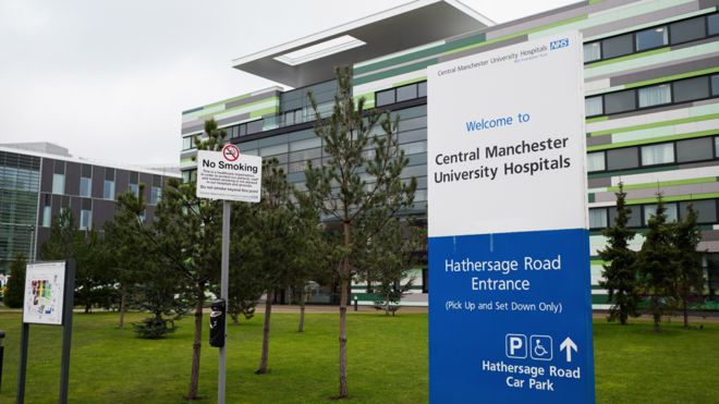 Общий вид вывесок вокруг больницы Манчестерского университета после того, как было объявлено, что местные советы в Манчестере будут контролировать свой собственный бюджет Национальной службы здравоохранения 25 февраля 2015 года в Манчестере, Англия.