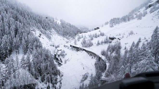 Лавина, пересекающая железнодорожный путь на пути между Таешем и Церматтом, в Церматте, Швейцария, 9 января 2018 года.