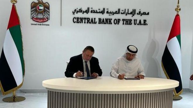 محافظا البنك المركزي والإماراتي يوقعان الاتفاقية