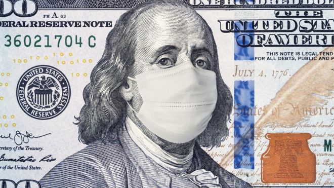 Billete de 100 dólares con Franklin con mascarilla.