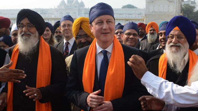 Дэвид Кэмерон (в оранжевом шарфе и синем платке) посещает Амритсар, 2013